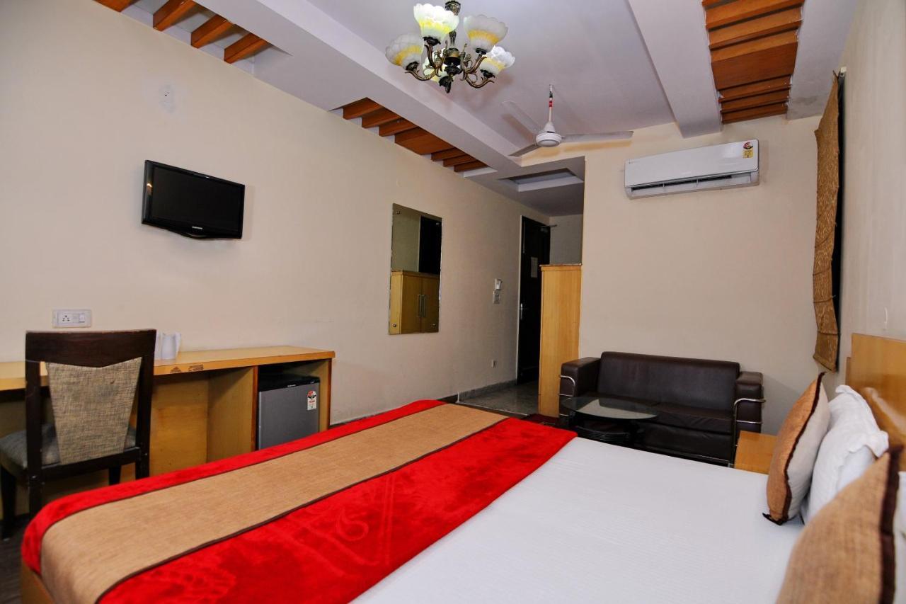 Hotel Tjs Grand Delhi  Exterior photo