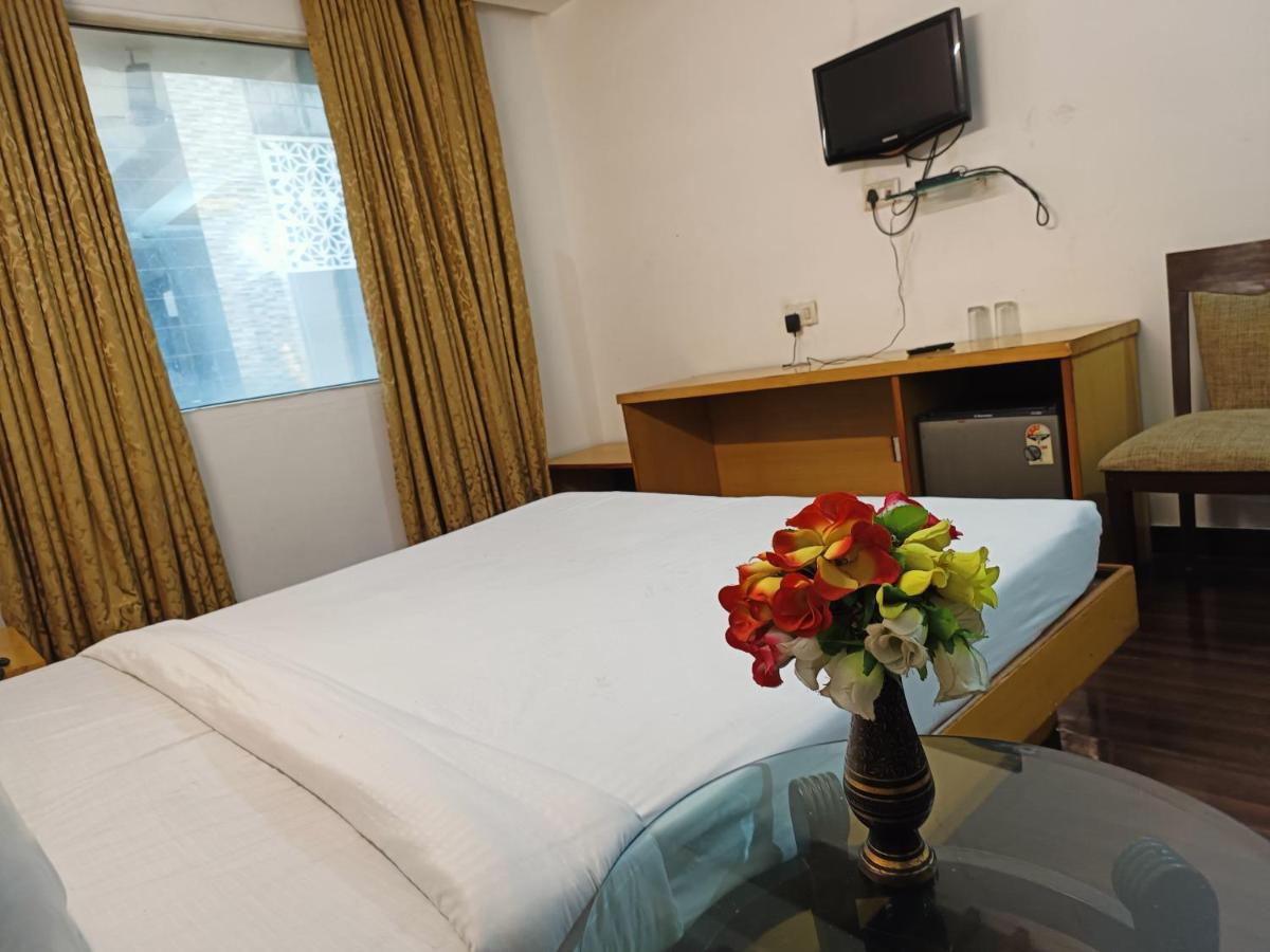 Hotel Tjs Grand Delhi  Exterior photo